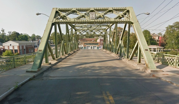 A Google streetview allows us to cross the bridge.