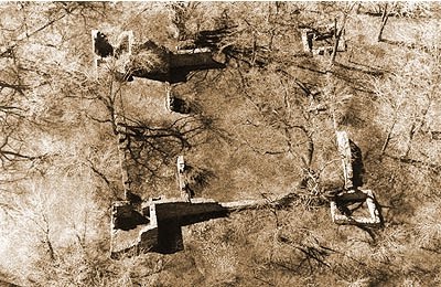 Фотография Форт обнажая руины, когда листва уже расчищена во время осеннего сезона. 